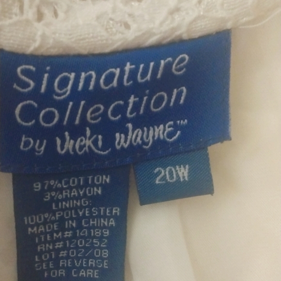 White lace blazer.  Signature collection by Vicki Wayne. Very stylish - Picture 3 of 10